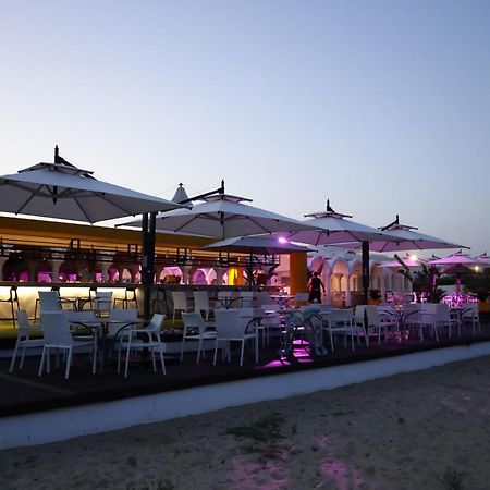 האממט The Mirage Resort & Spa מראה חיצוני תמונה Beach bar in Rimini