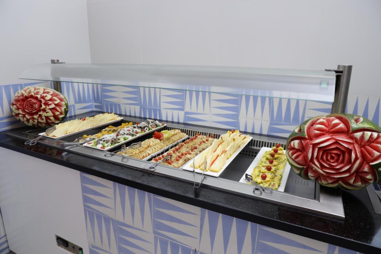 האממט The Mirage Resort & Spa מראה חיצוני תמונה A display case with food