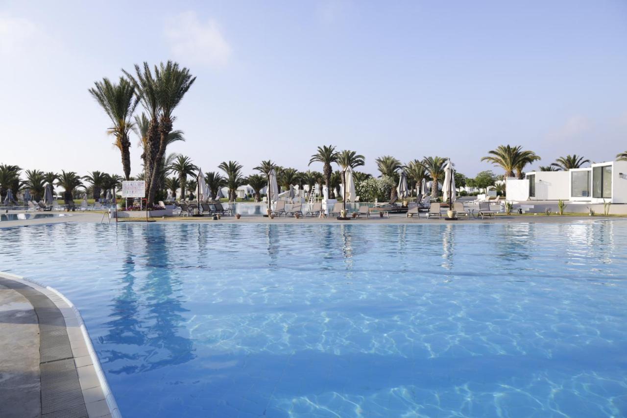 האממט The Mirage Resort & Spa מראה חיצוני תמונה A swimming pool at a hotel in Cyprus